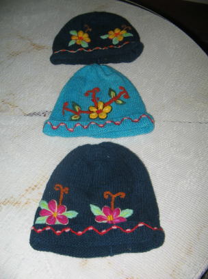 Gorros en celeste y azul