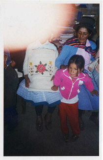 Bolsa bordada con ni�o, falta de dedo