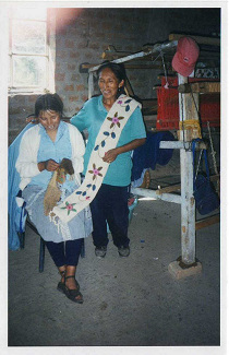 Bordadoras con una banda grande