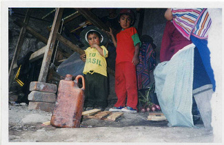 Ni�os con un bid�n de agua