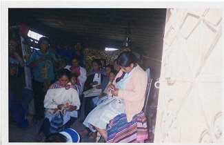 Equipo a la puerta en un semic�rculo 01