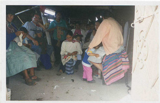 Equipo a la puerta en un semic�rculo 03