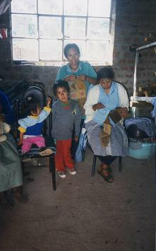 Bebe, chico y bordaderas