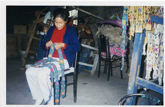 Una trabajadora bordando una banda 01