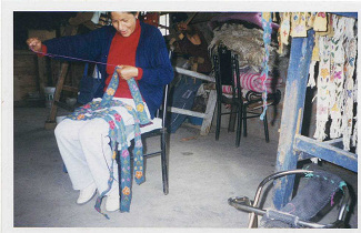 Una trabajadora bordando una banda 02