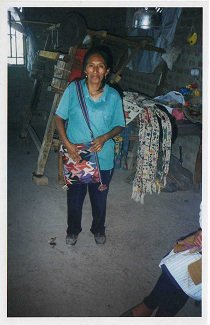 Victoria Sosa con bolsa tejida con dise�o
                        de p�jaros