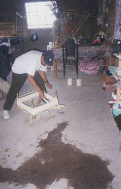 Ciriaco Sosa trabajando con una m�quina
                        reuniendo la lana