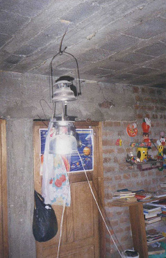 M�quina reuniendo la lana, el mecanismo a
                        la l�mpara de petr�leo