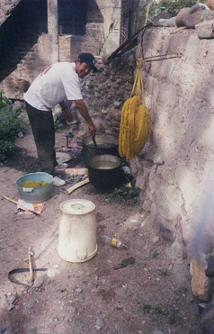 Ciriaco Sosa colorando la lana al fuego
                        abierto 02