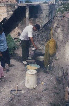 Ciriaco Sosa da el color al agua caliente
                        al fuego abierto