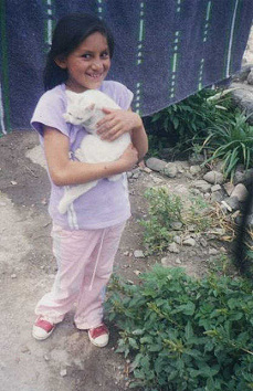 Ni�a del vecino con gato blanco 01