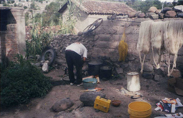 Ciriaco Sosa colorando la lana al fuego
                        abierto 01