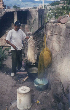 Lana blanca va ser dado al agua de color