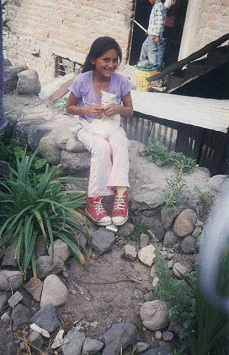 Ni�a del vecino con gato blanco 03