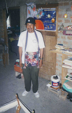 Ciriaco Sosa con una bolsa tejida con
                        dise�os de p�jaros con signatura
                        "Sosa"