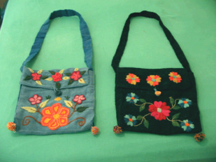 Schultertaschen aus Ayacucho mit gestickten
                  Blumen