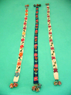 Kunsthandwerk aus Ayacucho: Bestickte B�nder
                    weiss und blau