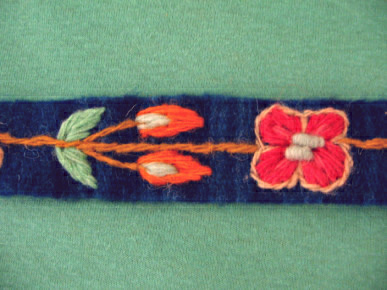 Kunsthandwerk aus Ayacucho:
                  Blaues Band mit roter Blume