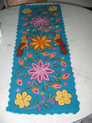 Kunsthandwerk aus Ayacucho: Grosse Zierdecke in
                    Blau mit Blumen und Vgeln