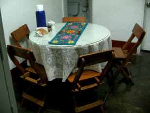 Kunsthandwerk aus Ayacucho: Gross Zierdecke in
                    Blau mit Blumen und V�geln auf dem Tisch