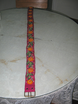 Kunsthandwerk aus Ayacucho:
                            Blumeng�rtel in Bordeaux mit Schnalle