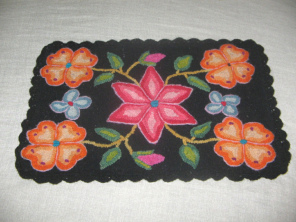 Kunsthandwerk aus Ayacucho: Kleine
                            Zierdecke in Schwarz (25)