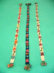 Artesan�a de Ayacucho: bandas bordadas en
                    blanco y en azul