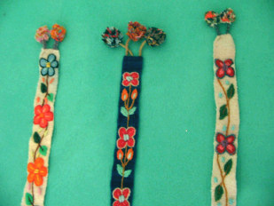 Artesan�a de Ayacucho: bandas bordadas en
                    blanco y en azul, puntas