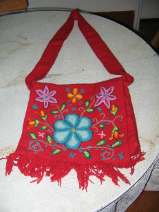 Artesan�a de Ayacucho: bolsa de flores en rojo