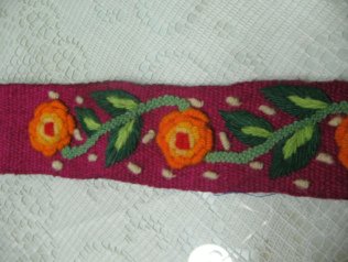 Artesan�a de Ayacucho: cintur�n de
                            flores con hebilla, detalle de los flores