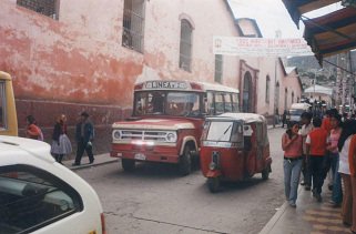 Jiron Vivanco, Buslinie Nr. 2 mit Mototaxi daneben