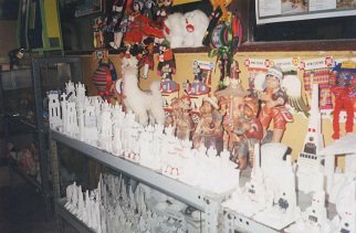 Plaza de Armas, Kunsthandwerk (artesania)
                        aus Huamangastein (piedra de Huamanga), ein
                        Alabaster