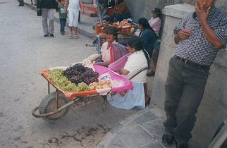 Jiron Grau, ind�genas selling grapes in a
                        wheelbarrow