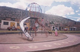 Playground Prolongaci�n Libertad, double
                        slide with a globe 03