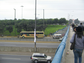 Puente Atocongo con la vista al bus de la
                          empresa Transani