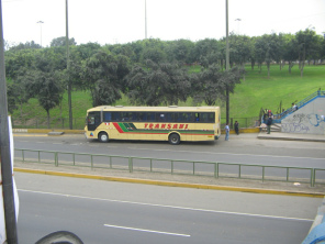 Puente Atocongo con la vista al bus de la empresa
                Transani 02