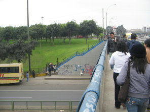 Puente Atocongo con la vista a la
                          escalera al bus de la empresa Transani