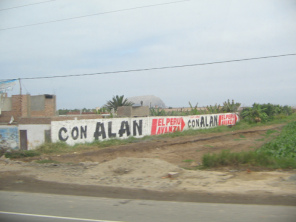Panamericana en la llanura, vista al mar
                          con isla y propaganda