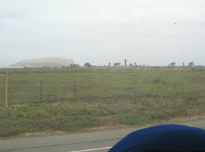 Panamericana en la llanura, vista al mar
                          con isla