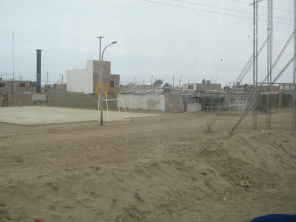 Panamericana Sur, lugar con calles en
                          tierra con campo de deportes