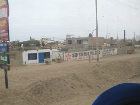Panamericana Sur, lugar con calles en
                          tierra con propaganda