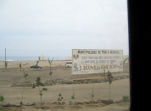 Panamericana Sur, placa de la zona de
                          reserva "Punta Hermosa" con vista al
                          mar