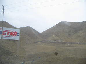 Panamericana Sur, cerros de desierto 04,
                          con placa de propaganda