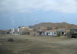 Panamericana Sur, lugar con calles en
                          tierra con cerros 05