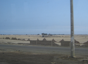 Panamericana Sur, llanura con ruinas y
                          mar