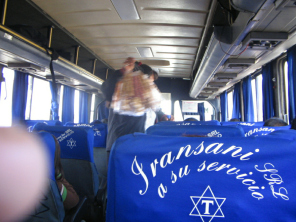 Panamericana Sur, dise�o del bus
                          "Transani" y la vendedora con snacks
                          01