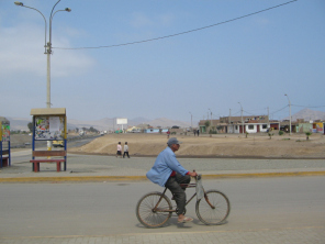 Chilca, plaza con bicicleta 01