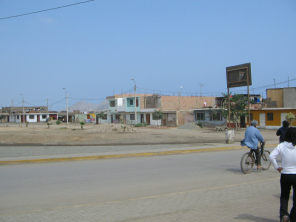 Chilca, plaza con bicicleta 02