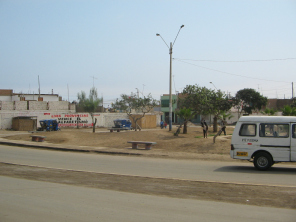 Chilca,
parque con moto taxis y con una combi para el
puente Pucusana Chilca, parque con moto taxis y con una
combi para el puente Pucusana