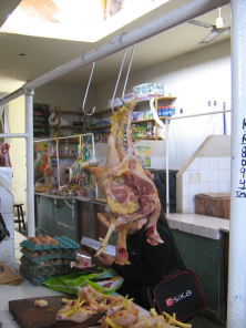 Chilca, mercado, una gallina
abierta, y atrás lee una mujer una revista de
moda gringa Chilca, mercado, una gallina abierta, y
atrás lee una mujer una revista de moda
gringa